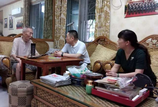 党委书记肖湘愚（中）和党委委员、组织部部长王颖梅（右）走访慰问老党员田茂生（左）（黄志勇摄）.jpg