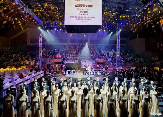 郎朗与beat365官网大学生合唱团共同演绎《我爱你，中国》  曹松林摄_看图王.png