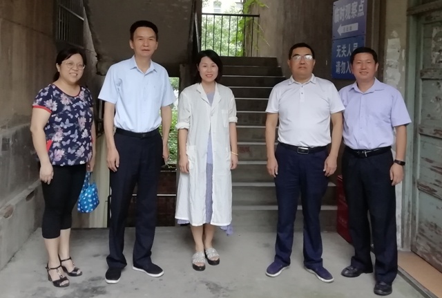 党委委员、常务副校长刘寒波（左二）和党委委员、副校长王焕清（右一）走访慰问生活困难党员侯红梅（中）.jpg