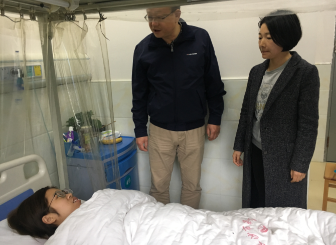 校友会秘书处老师探望小雪.png