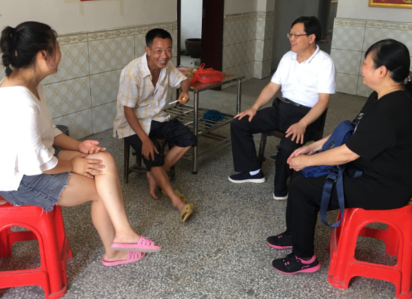 1.刘建民走访慰问贫困户李显旺——王庆辉.png