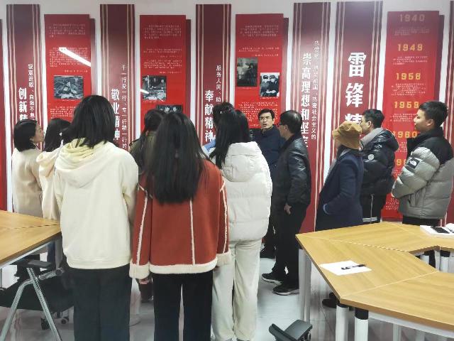 参观“雷锋生平”“雷锋精神”展示墙.jpg