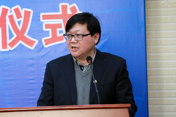 副院长刘建民主持签约仪式。.jpg