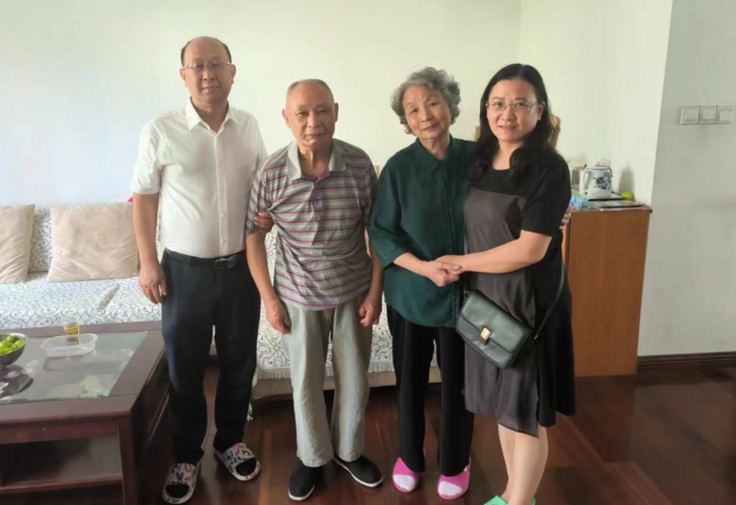 赵鹤平（左）慰问老党员赵季材（左二）刘雪云（右二）.png