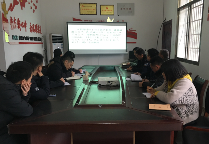 1.肖湘愚听取工作队汇报.png