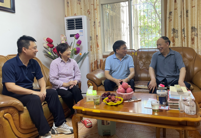郭国强（右二）慰问老党员周光贵（右一）江亮之（左二）.png
