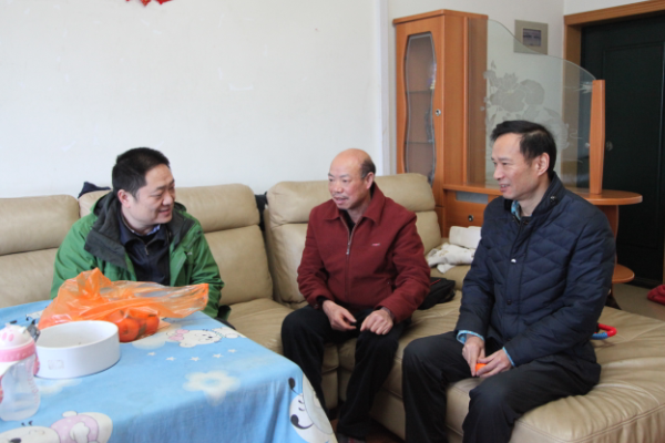 肖湘愚、晏金平走访慰问beat365官网退休的原党委书记彭子美.png