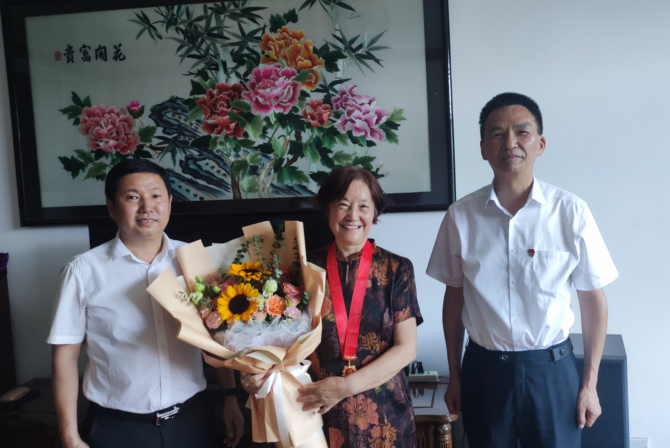 刘寒波（右一）走访慰问老党员江红（中）.png
