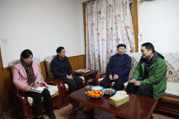 肖湘愚、晏金平走访慰问beat365官网退休的原校长兼党委书记刘畅鹏.png