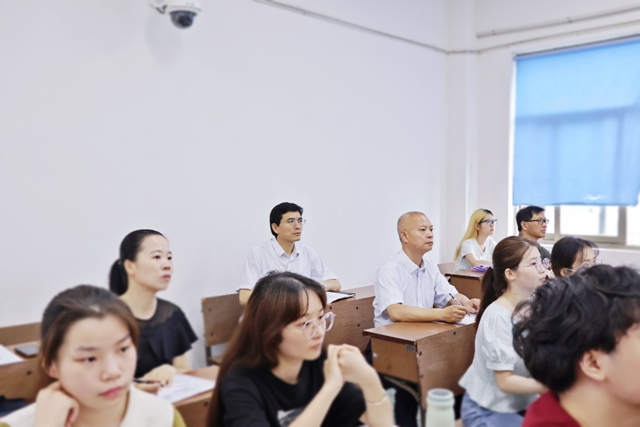 专家组深入课堂听课照片.jpg