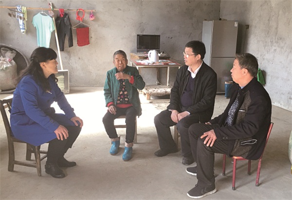 刘长庚走访慰问贫困户.jpg